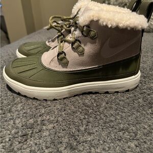 Nike Woodside Chukka II Fleece-Lined Sneaker Duck Boots - women’s 9 new